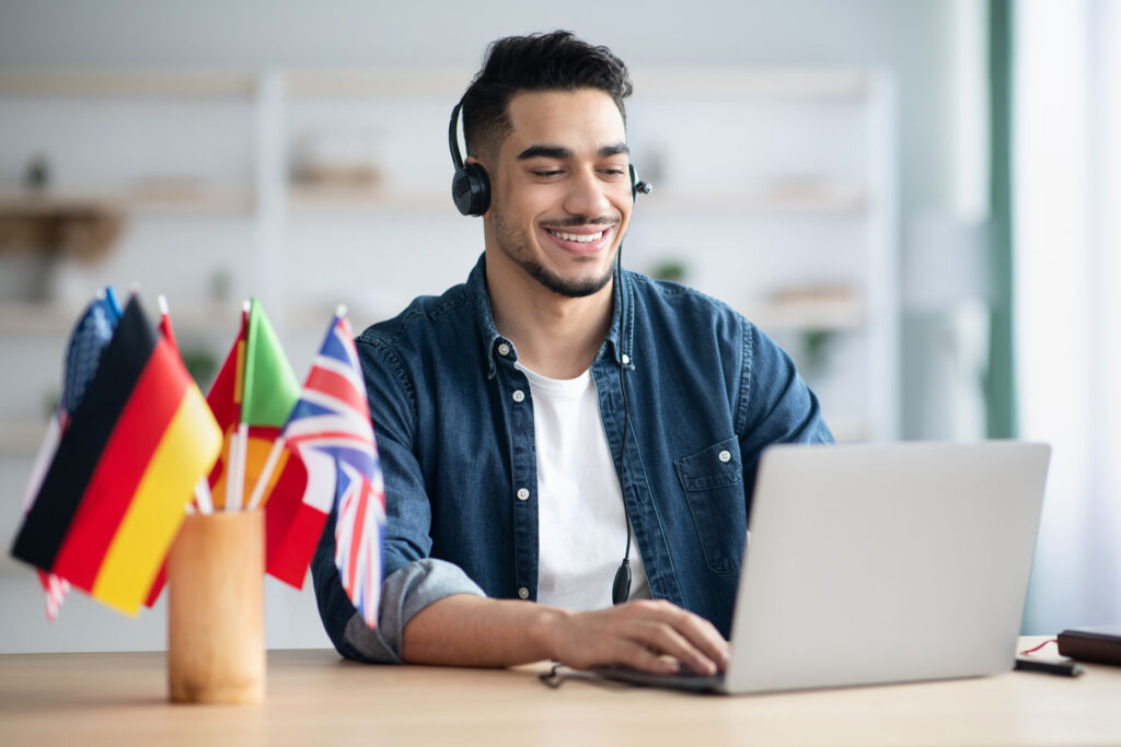 Feliz estudiante aprendiendo otras lenguas europeas con Ongoing